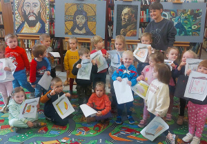 Dzieci pozują do zdjęcia w Bibliotece Pedagogicznej