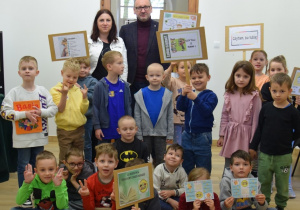 Dzieci pozują do zdjęcia z panią wicedyrektor i Prezydentem Miasta Zduńska Wola