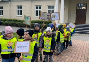 Przedszkolaki przed Urzędem Miasta Zduńska Wola