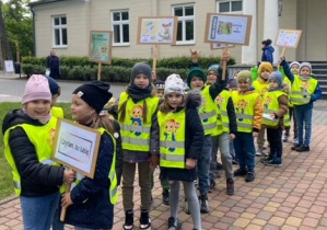 Przedszkolaki przed Urzędem Miasta Zduńska Wola