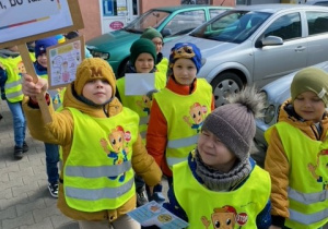 Dzieci idą do Urzędu Miasta Zduńska Wola