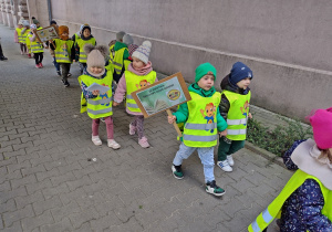 Dzieci spacerują przez miasto
