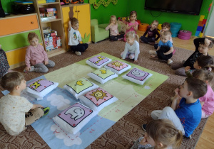 Dzieci grają w grę na dywanie