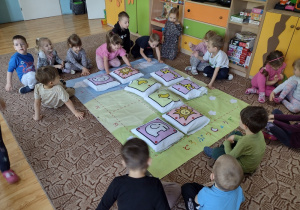 Dzieci grają w grę na dywanie