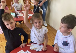 Dzieci zgłaszają wykonanie zadania