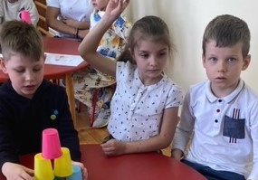 Dzieci układają piramidę z kubków