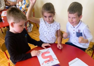 Dziewczynka zgłasza pokolorowanie obrazka