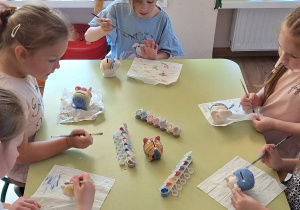 Dzieci podczas warsztatów z ceramiki