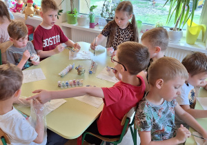 Dzieci podczas warsztatów z ceramiki