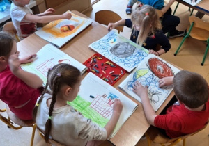 Dzieci malują według własnego pomysłu