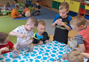 Chłopcy z apetytem degustują przygotowane koktajle