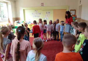 Dzieci stoją w kole