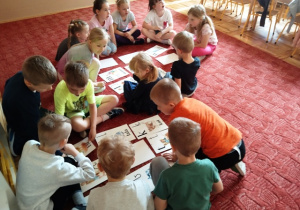 Dzieci w zespołach biorą udział w zabawie