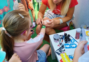 Mama Natana wykonuje dzieciom tatuaże