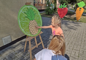 Dziewczynka stempluje obrazek anansa