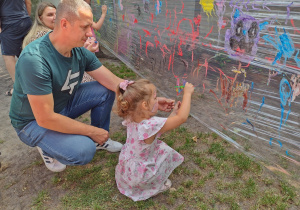 Dziewczynka maluje na foli