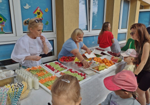 Ludzie częstują się zdrowymi przekonskami