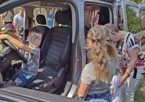 Dzieci oglądają auto straży miejskiej