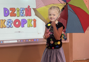 Dzieci bawią się z parasolką