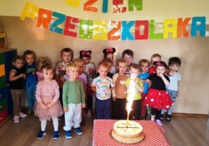 Dzieci pozują z tortem