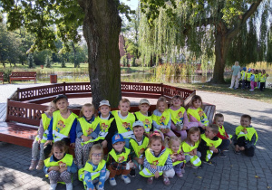 Dzieci pozują do zdjęcia