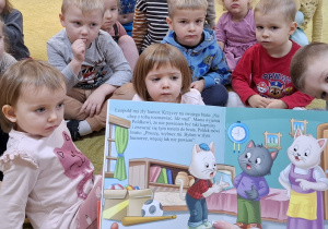 Dzieci słuchają bajki o dobrych manierach