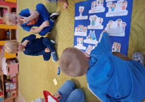 Chłopiec nakleja prawa dziecka na plakat