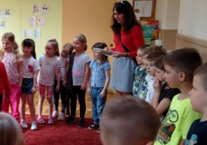 Mama jednego z dzieci odwiedza przedszkolaki