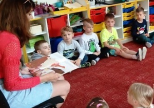 Dzieci słuchają czytanej przez Rodzica bajki