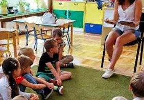 Dzieci słuchają czytanej przez Rodzica bajki