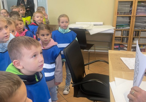 Dzieci zwiedzają drukarnie