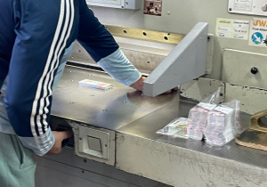 Dzieci oglądają maszyny drukarskie