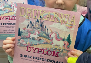 Dziewczynka pozuje do zdjęcia