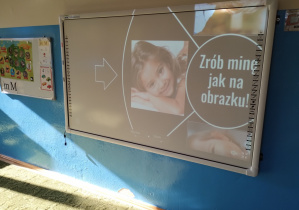 Dzieci grają w interaktywną grę o emocjach