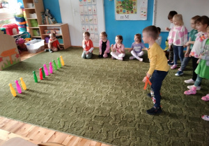 Dzieci grają w kręgle dynią