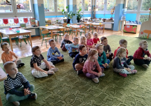Dzieci oglądają film edukacyjny