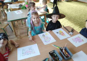 Dzieci kolorują postacie z bajek