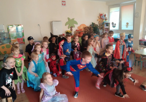 Przedszkolaki bawią się w zabawę Raz dwa trzy Baba jaga patrzy