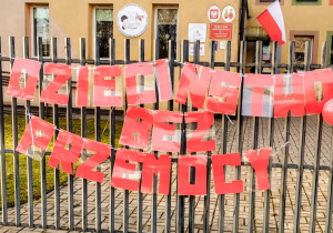 Napis Dzieciństwo Bez Przemocy