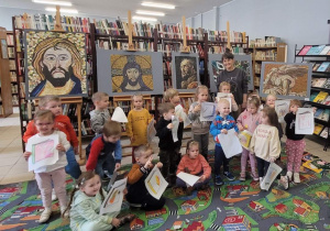 Dzieci pozują do zdjęcia w Bibliotece Pedagogicznej w Zduńskiej Woli