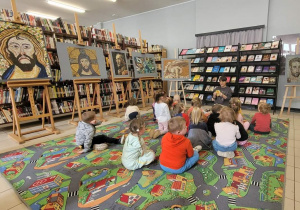 Dzieci w bibliotece na zajęciach czytelniczych