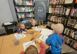 Dzieci w bibliotece na zajęciach czytelniczych