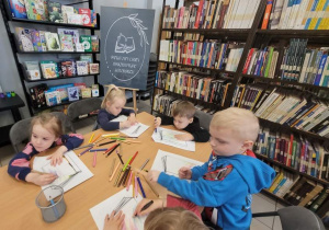 Dzieci w bibliotece na zajęciach czytelniczych