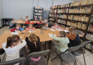 Dzieci w bibliotece na zajęciach czytelniczych