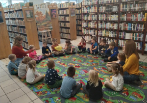 Dzieci w bibliotece świętują Dzień Życzliwości