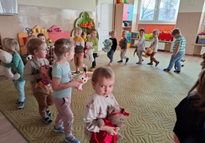 Dzieci bawią się przy piosence Jada misie