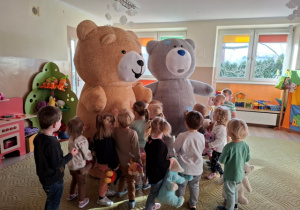 Dzieci bawią się z misiami