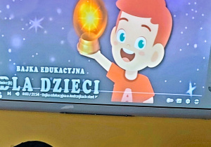 Dzieci oglądają bajkę edukacyjną