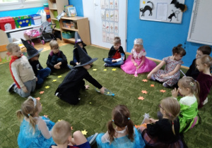 Chłopiec kręci butelką