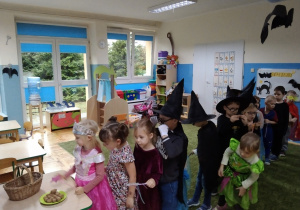 Dzieci składaja dary na spełnienie wróżb